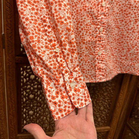 🚺 J. By J.Crew orange poppy patterned button up top - Picture 3 of 8